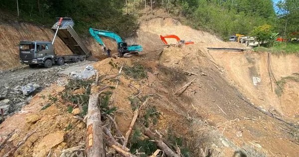 Nổ mìn phá đất đá sạt lở, sớm thông đường lên Đà Lạt