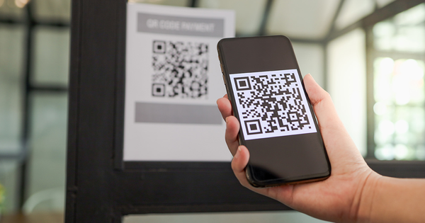 Tháng 12 năm nay, khách hàng sẽ được phép dùng tài khoản ngân hàng Việt để quét mã QR thanh toán tại Trung Quốc và ngược lại