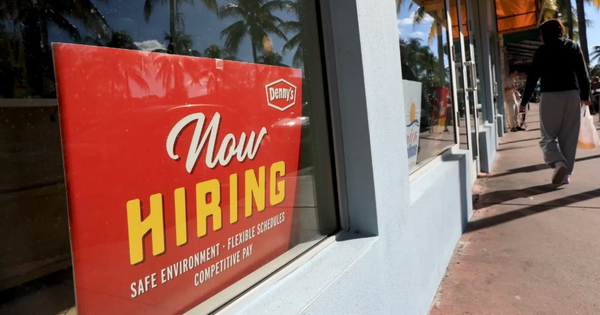 Thị trường lao động Mỹ xuất hiện dấu hiệu báo động, dự đoán khả năng Fed cắt giảm lãi suất tăng gấp đôi lên 84%