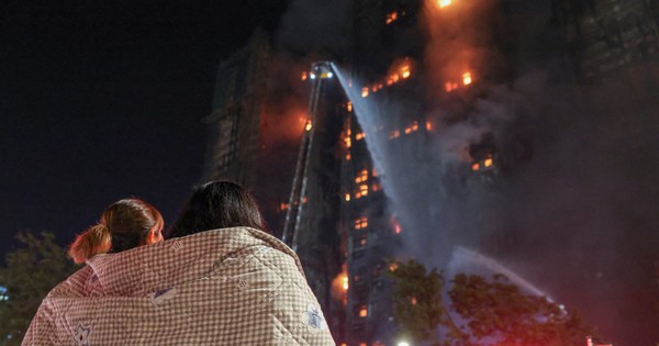 8 tòa chung cư bị cháy, 2000 căn hộ bị thiêu đốt: Nơi giá nhà lên tới 1,2 tỷ đồng/1m2, nỗ lực cả đời của 4.700 cư dân bỗng hóa tro bụi