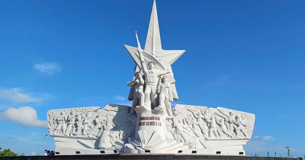 Một số người dân ở Cà Mau vui mừng được hưởng nhiều quyền lợi