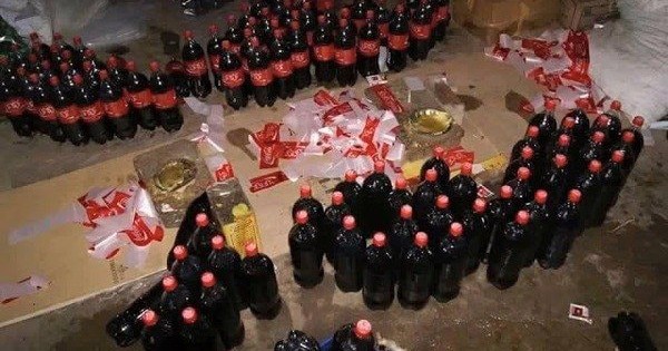 Đột kích một nhà máy ở Pakistan, công an triệt phá đường dây sản xuất nước ngọt giả, tịch thu hơn 2.000 lít hóa chất cùng lượng lớn chai lọ, máy chiết rót