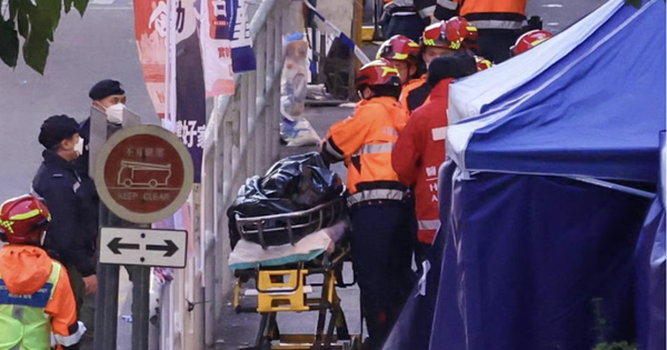 Thảm hoạ cháy 8 toà chung cư ở Hong Kong (Trung Quốc) sang ngày thứ 3: Số người chết tăng lên 94, lực lượng cứu hoả phá cửa từng căn hộ