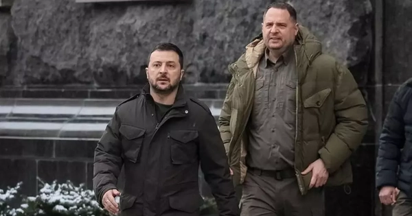 Giữa lúc 'nước sôi lửa bỏng', Tổng thống Ukraine bất ngờ sa thải trợ lý thân cận