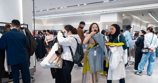 Chen chân 'săn sale' Black Friday từ sáng đến đêm