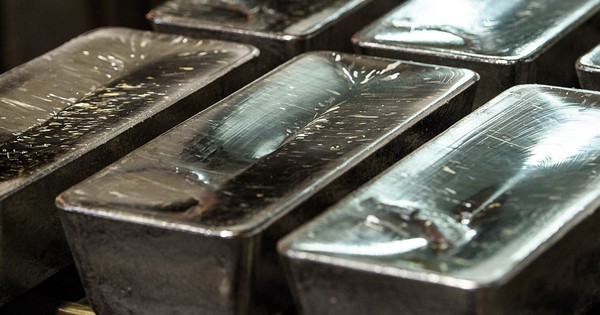 Từ bị lãng quên thành tâm điểm thị trường, tăng vượt xa giá vàng: chuyện gì đang xảy ra với bạc?