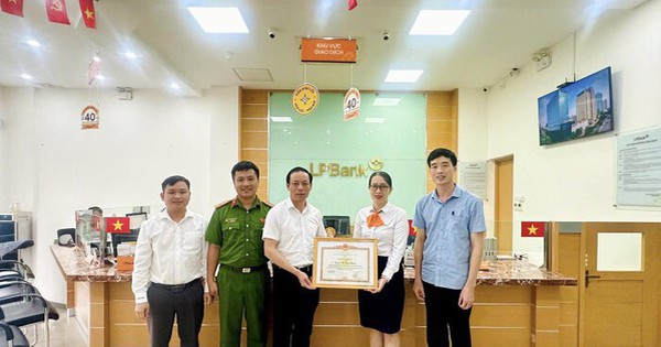 Bắc Ninh: Người phụ nữ đến ngân hàng yêu cầu rút trước hạn toàn bộ 2 sổ tiết kiệm, nhân viên LPBank thấy bất thường lập tức báo công an và được khen thưởng