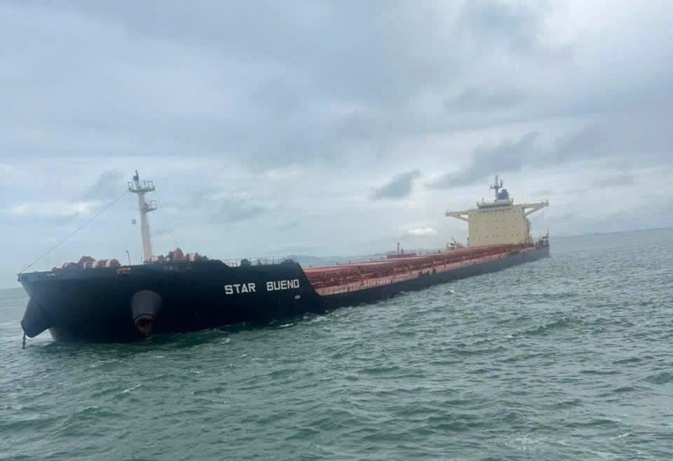 Bộ Quốc phòng và Bộ Xây dựng chỉ đạo ứng phó bão số 13 và sự cố tàu hàng 174.000 tấn - Ảnh 3