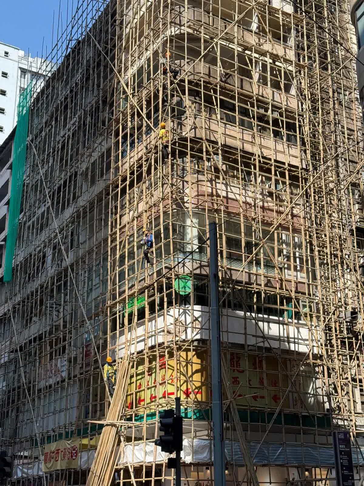 Cận cảnh giàn giáo làm bằng tre bên ngoài tòa chung cư hàng chục tầng: Vì sao đến giờ vẫn được sử dụng? - Ảnh 1