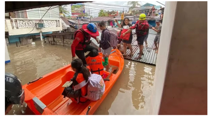 Bão số 15 Koto hoành hành, đe dọa gần 8.000 trường học ở Philippines - Ảnh 1