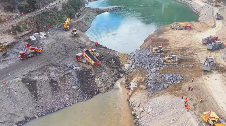 Kỳ tích chưa từng có: Quốc gia tỷ dân chặn đứng sông dữ trong 24 giờ, xây 2 đập thủy điện công suất khủng - Ảnh 1