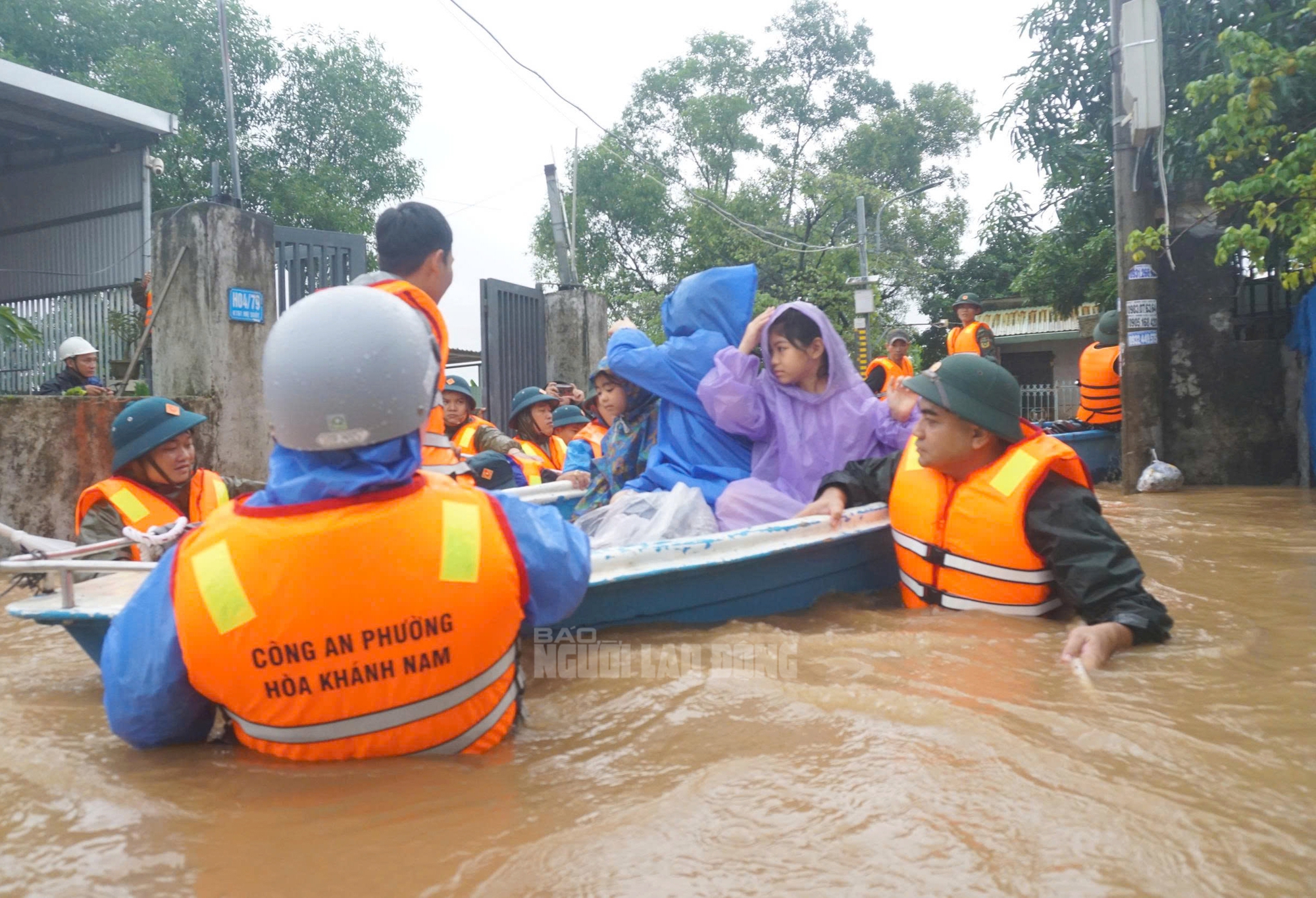 Cận cảnh xe máy treo lên trần nhà, hơn 100 hộ dân buộc phải rời nhà khẩn cấp - Ảnh 1