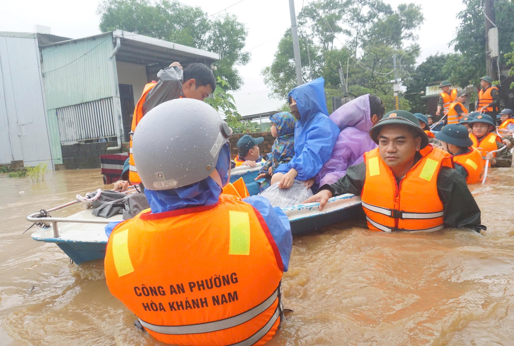 Cận cảnh xe máy treo lên trần nhà, hơn 100 hộ dân buộc phải rời nhà khẩn cấp - Ảnh 2