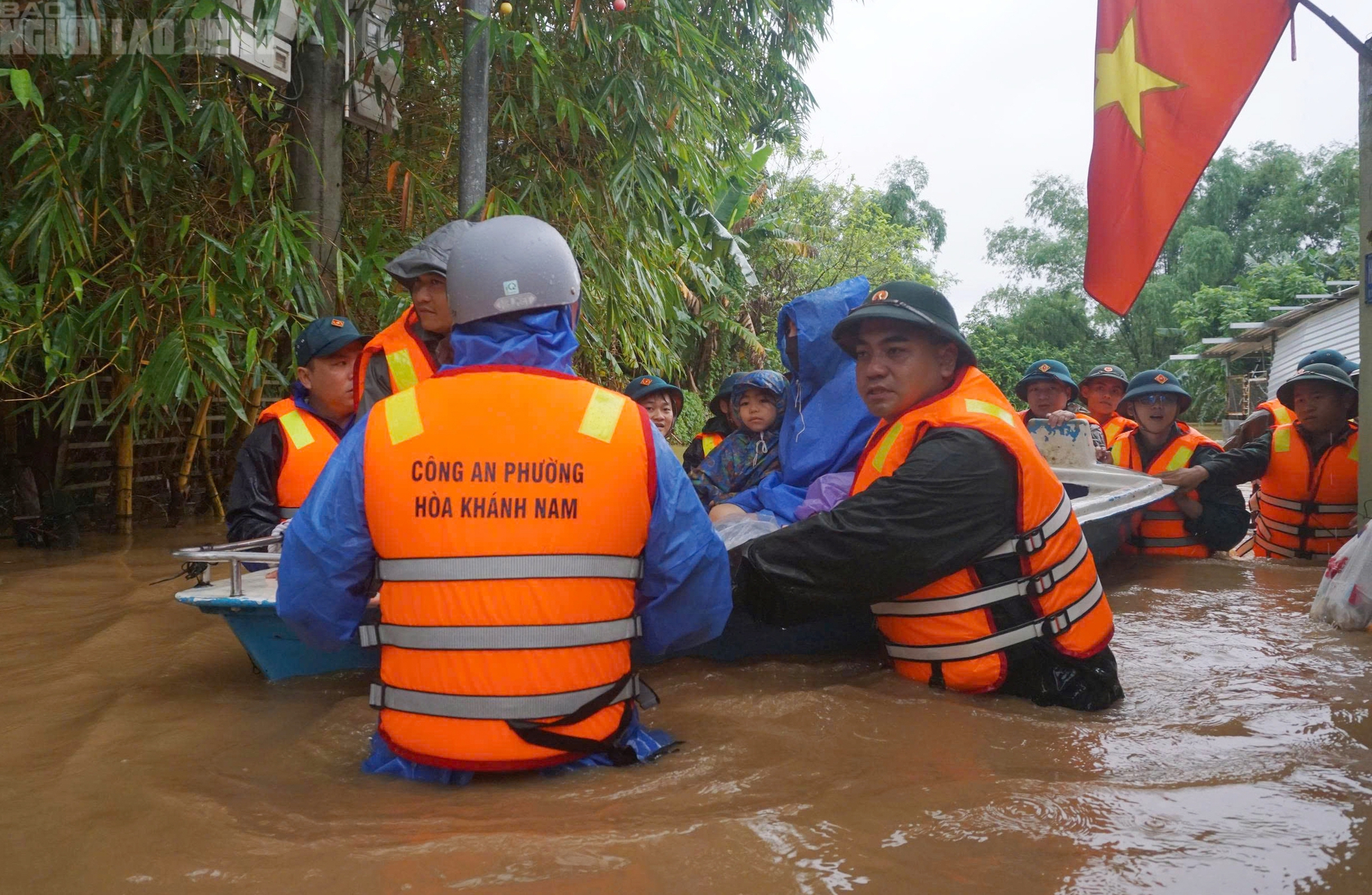 Cận cảnh xe máy treo lên trần nhà, hơn 100 hộ dân buộc phải rời nhà khẩn cấp - Ảnh 3