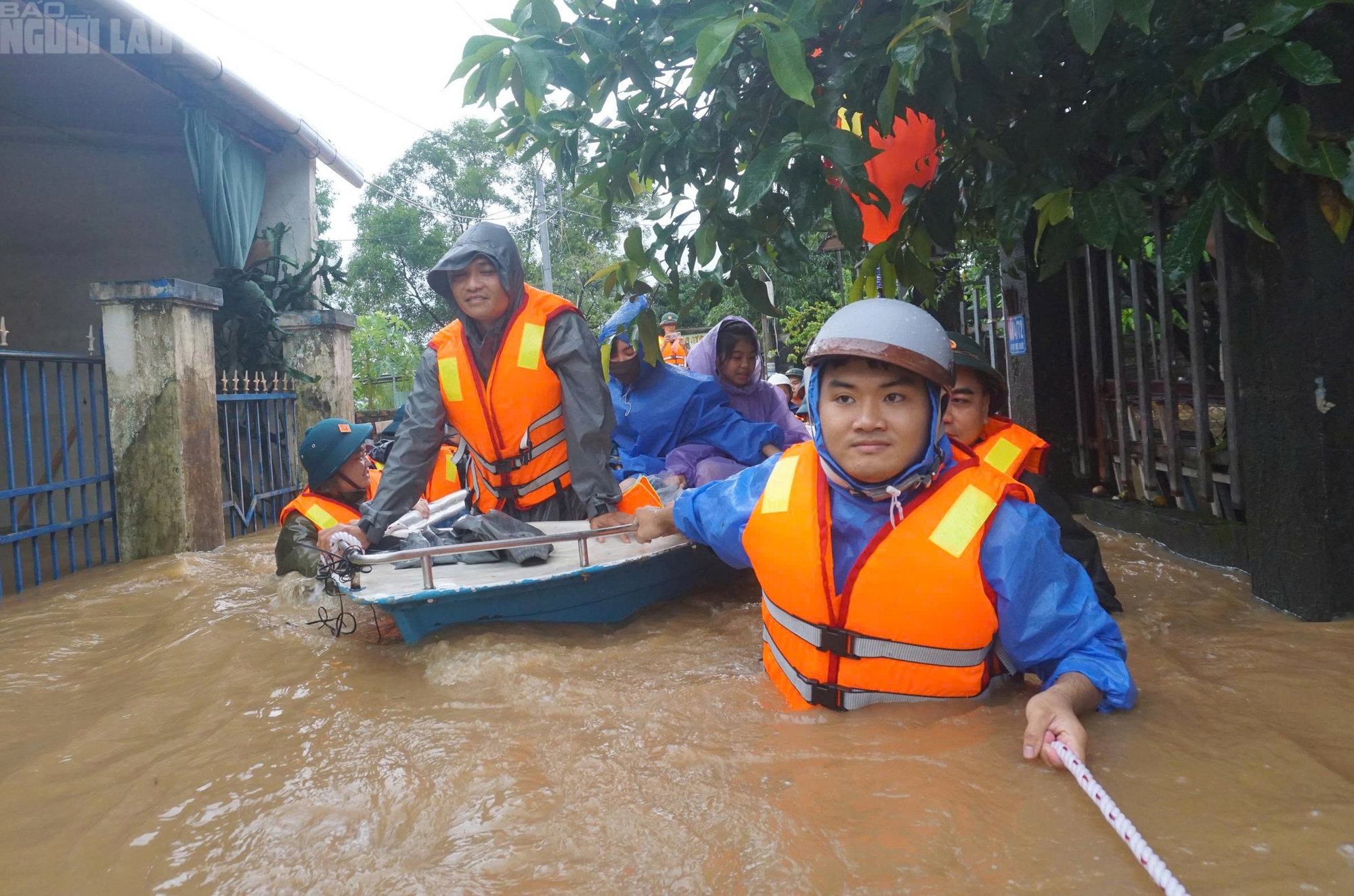 Cận cảnh xe máy treo lên trần nhà, hơn 100 hộ dân buộc phải rời nhà khẩn cấp - Ảnh 4