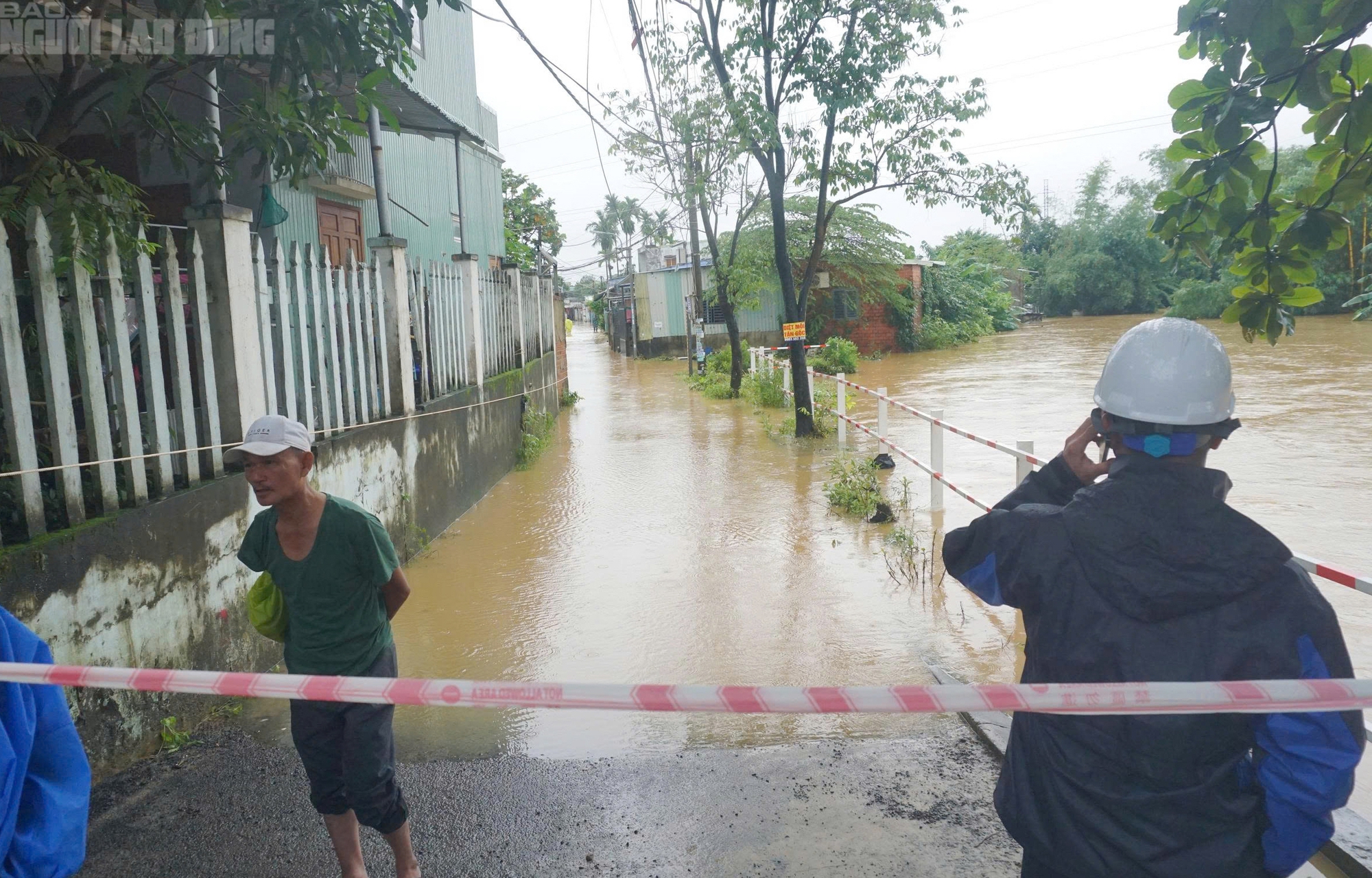 Cận cảnh xe máy treo lên trần nhà, hơn 100 hộ dân buộc phải rời nhà khẩn cấp - Ảnh 5