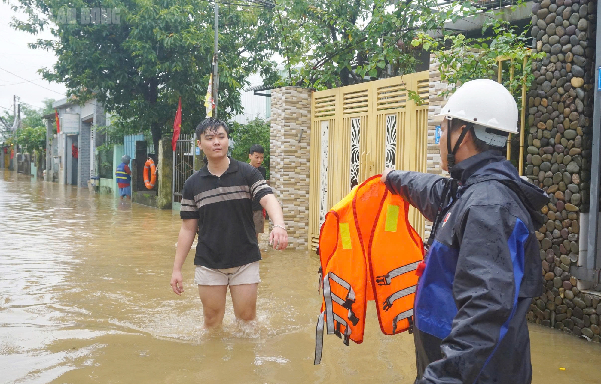 Cận cảnh xe máy treo lên trần nhà, hơn 100 hộ dân buộc phải rời nhà khẩn cấp - Ảnh 6