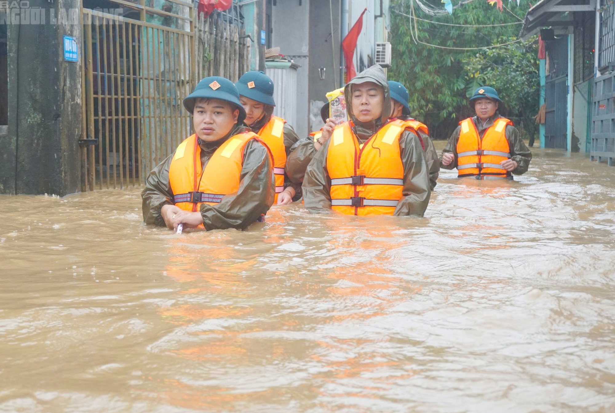 Cận cảnh xe máy treo lên trần nhà, hơn 100 hộ dân buộc phải rời nhà khẩn cấp - Ảnh 7