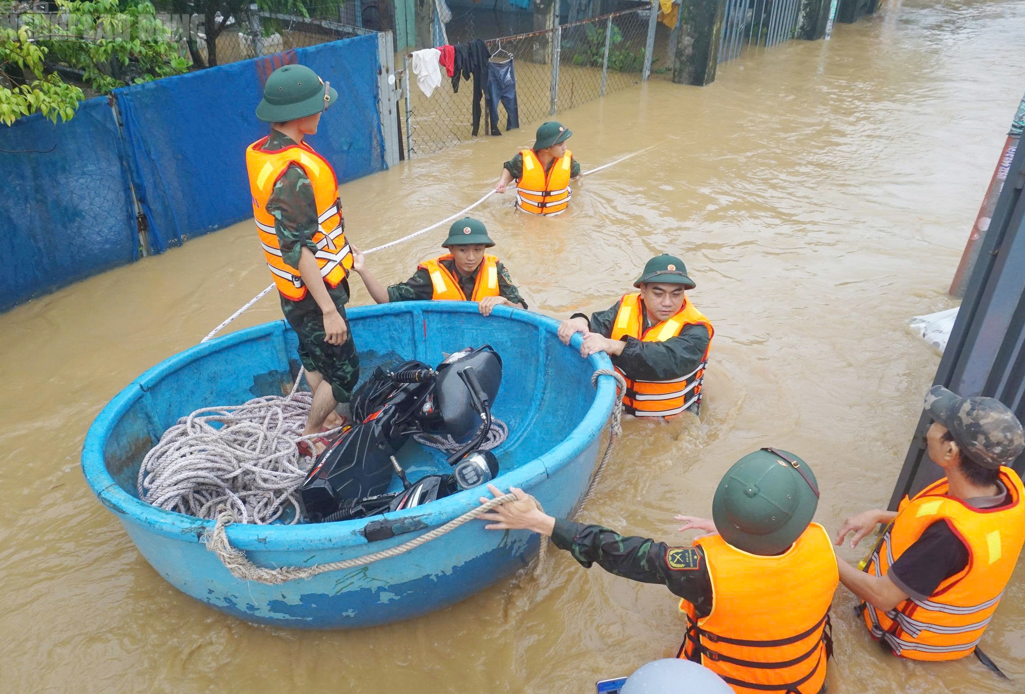 Cận cảnh xe máy treo lên trần nhà, hơn 100 hộ dân buộc phải rời nhà khẩn cấp - Ảnh 8
