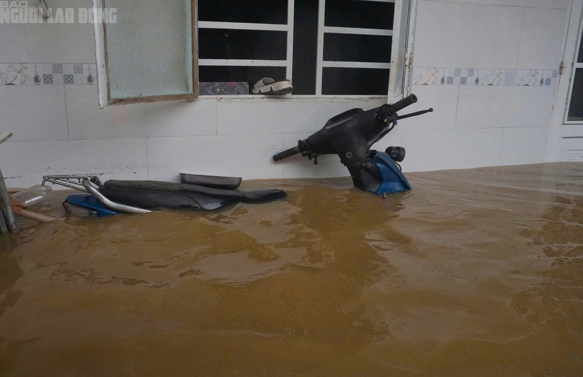 Cận cảnh xe máy treo lên trần nhà, hơn 100 hộ dân buộc phải rời nhà khẩn cấp - Ảnh 9