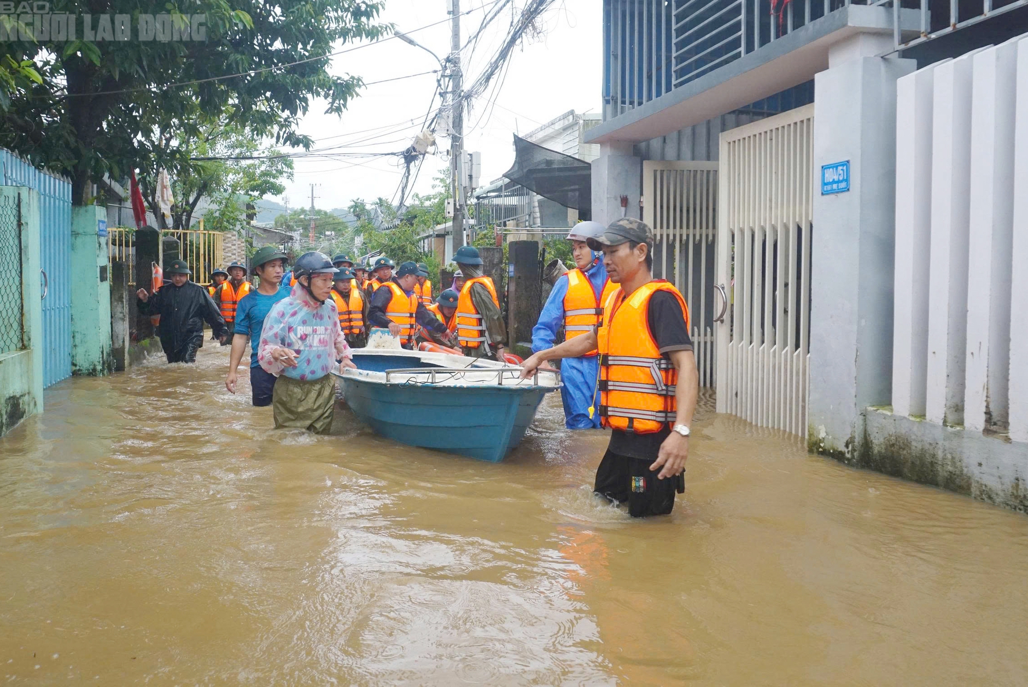 Cận cảnh xe máy treo lên trần nhà, hơn 100 hộ dân buộc phải rời nhà khẩn cấp - Ảnh 10