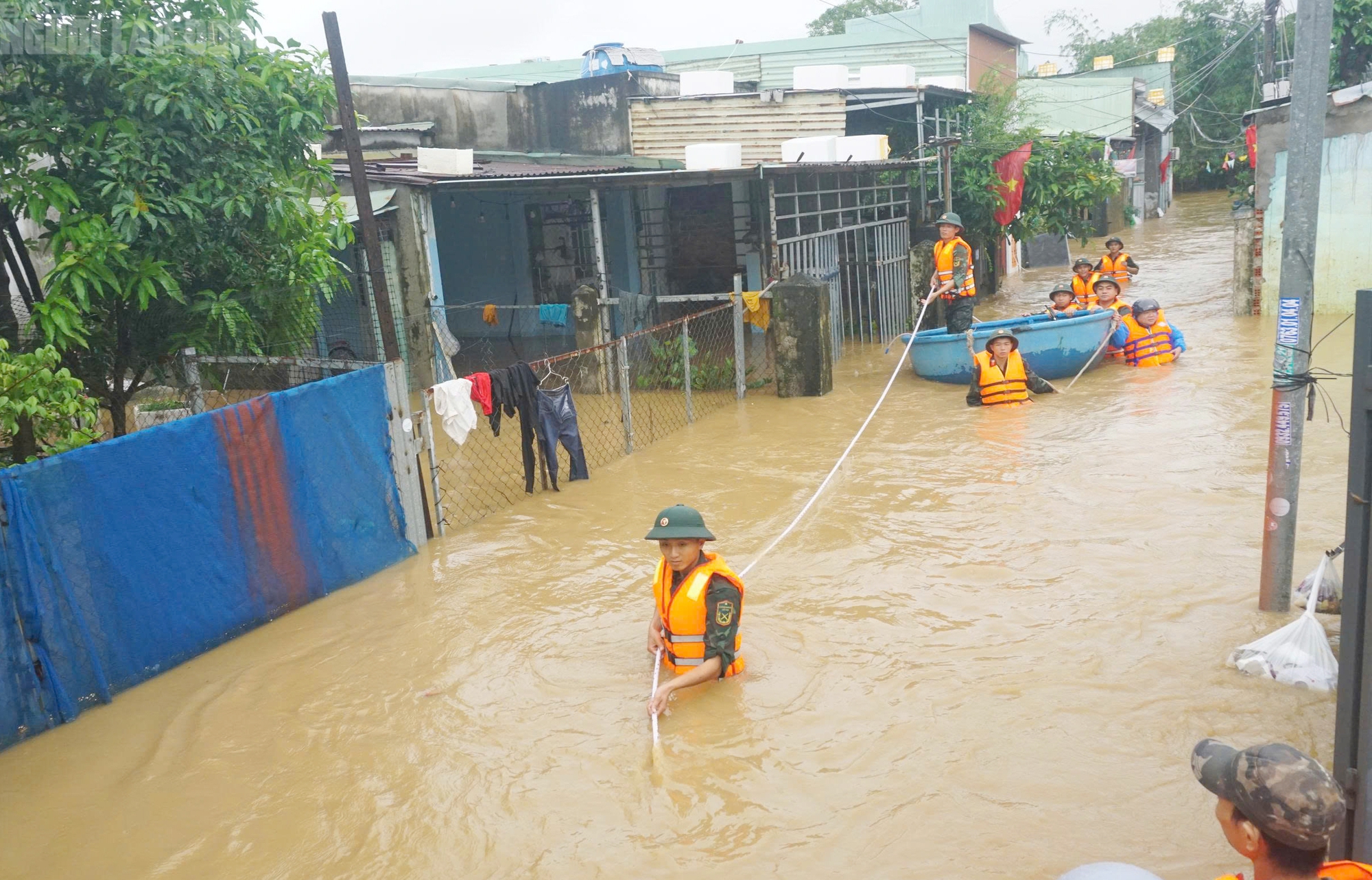 Cận cảnh xe máy treo lên trần nhà, hơn 100 hộ dân buộc phải rời nhà khẩn cấp - Ảnh 11