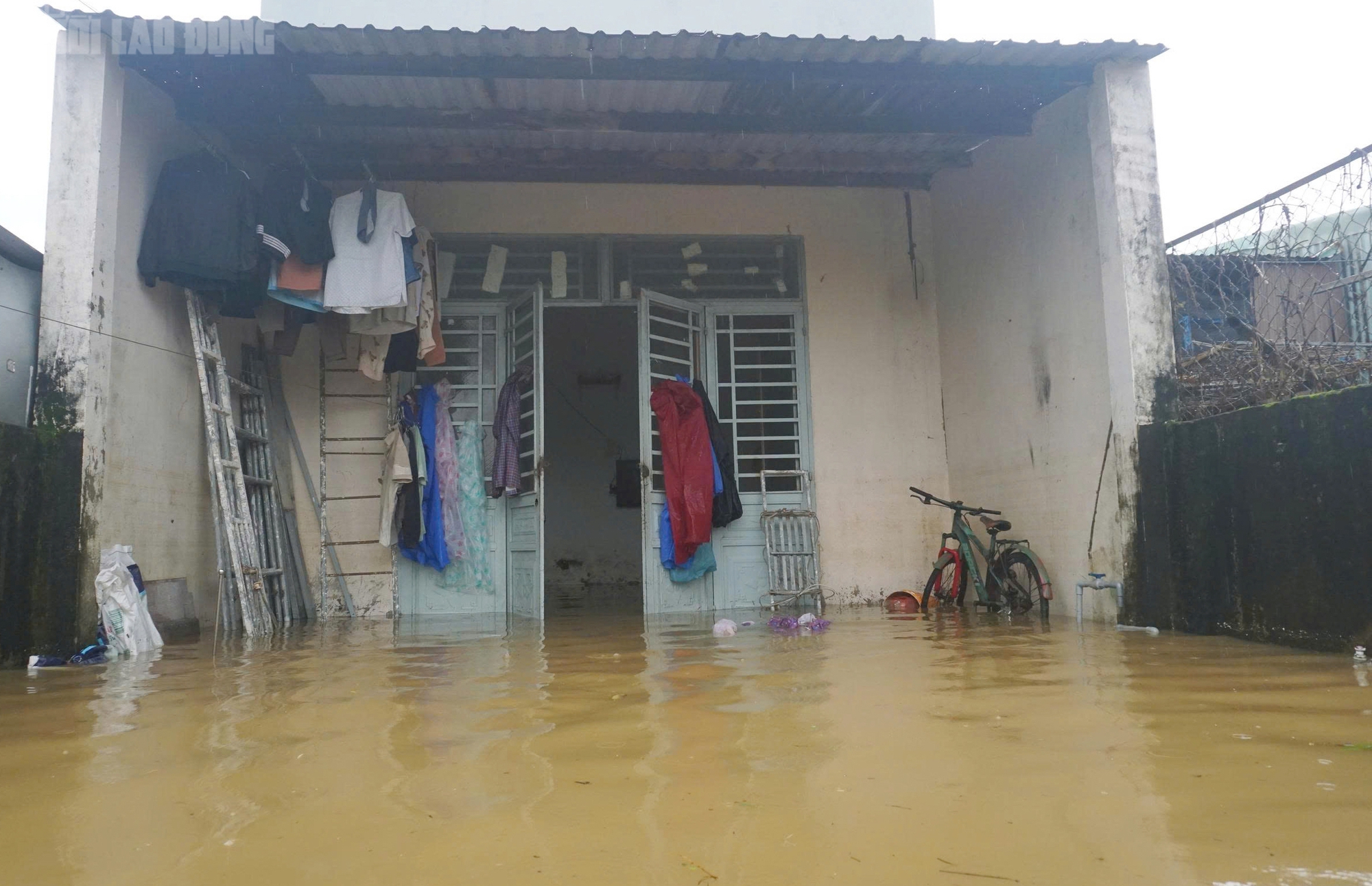 Cận cảnh xe máy treo lên trần nhà, hơn 100 hộ dân buộc phải rời nhà khẩn cấp - Ảnh 12