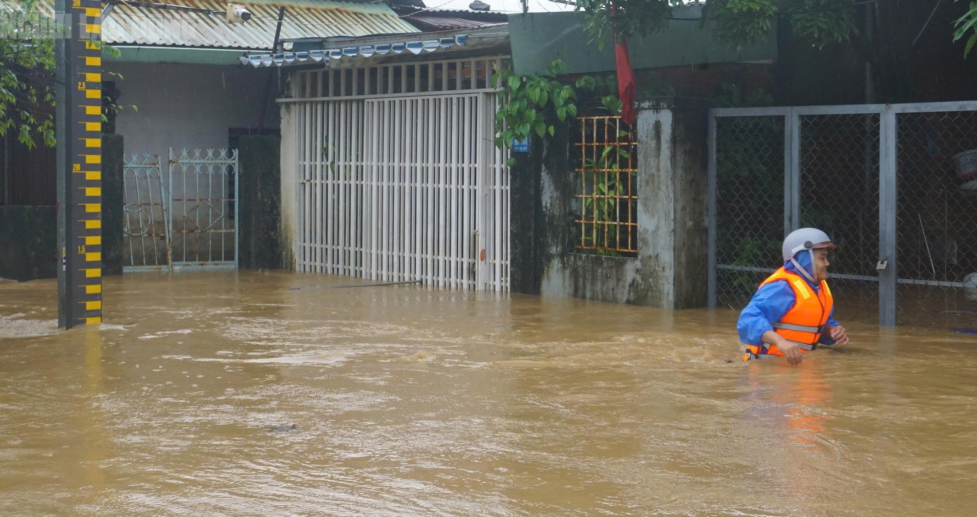 Cận cảnh xe máy treo lên trần nhà, hơn 100 hộ dân buộc phải rời nhà khẩn cấp - Ảnh 13