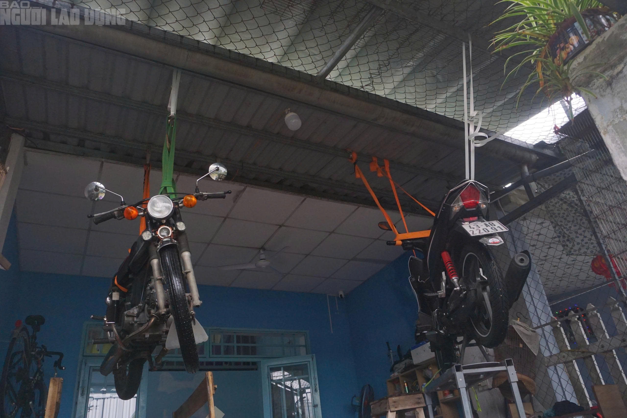 Cận cảnh xe máy treo lên trần nhà, hơn 100 hộ dân buộc phải rời nhà khẩn cấp - Ảnh 14