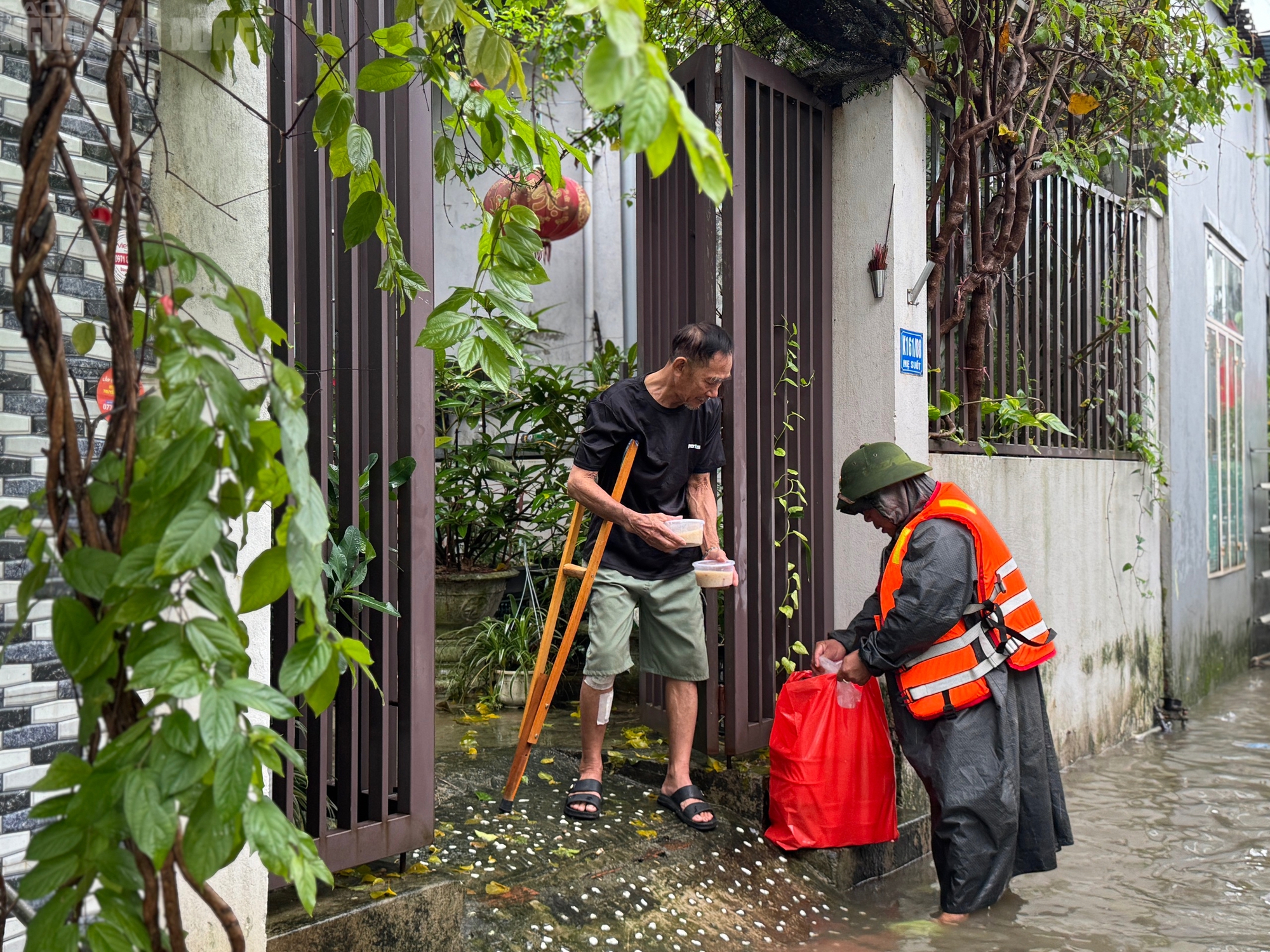 Cận cảnh xe máy treo lên trần nhà, hơn 100 hộ dân buộc phải rời nhà khẩn cấp - Ảnh 15