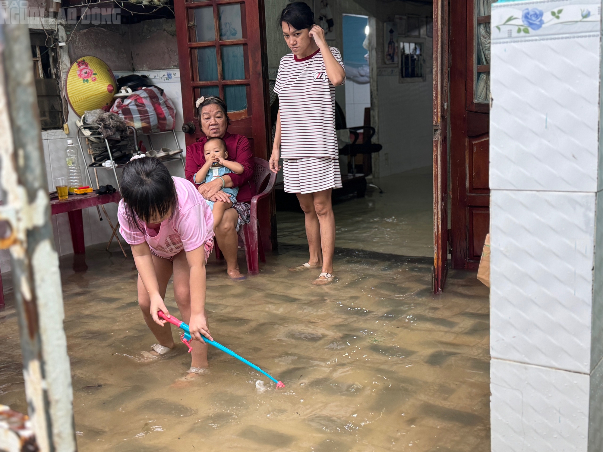 Cận cảnh xe máy treo lên trần nhà, hơn 100 hộ dân buộc phải rời nhà khẩn cấp - Ảnh 16