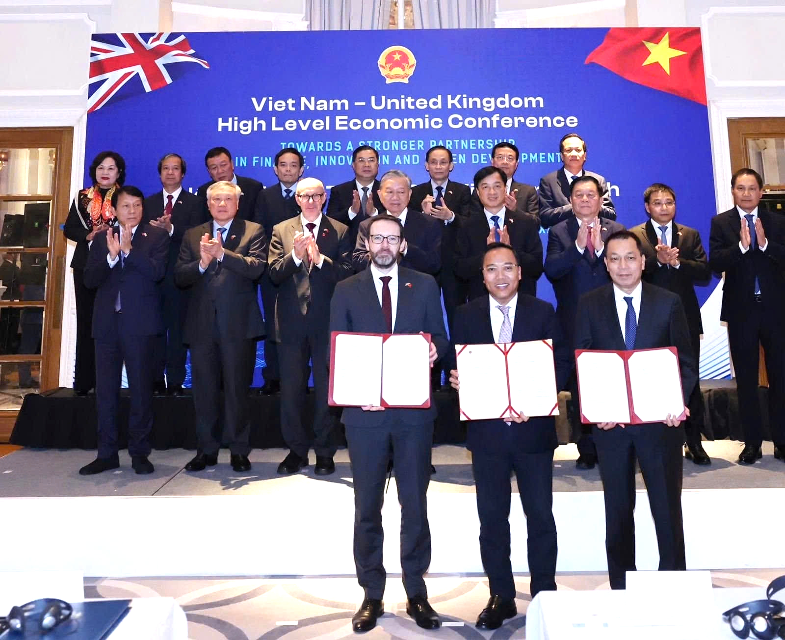 Dưới sự chứng kiến của Tổng Bí thư Tô Lâm, Việt Nam đạt cột mốc mới trong "lĩnh vực 8 tỷ USD của Anh" - Ảnh 1