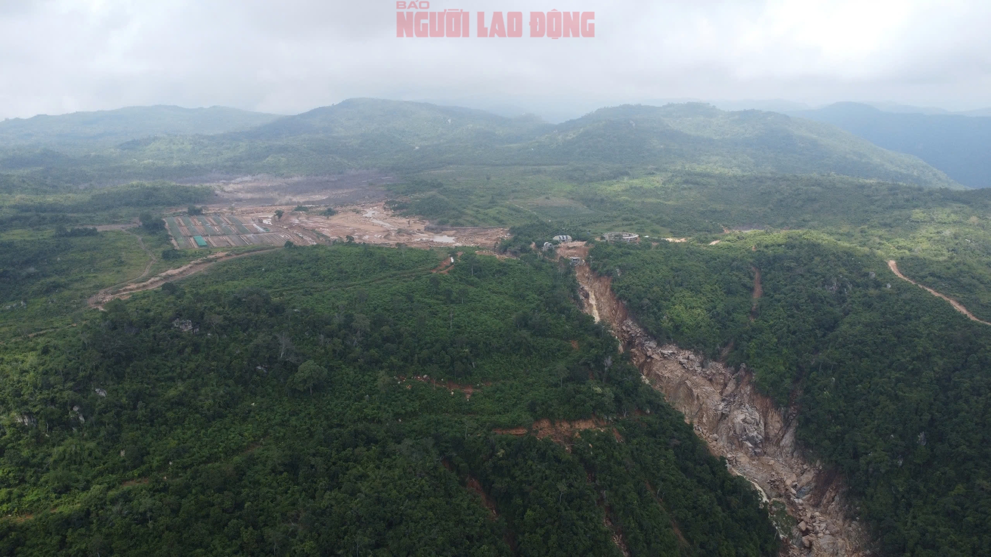 Nóng: Lâm Đồng yêu cầu tháo dỡ toàn bộ hồ chứa nước không phép trên núi Tân Lai - Ảnh 1