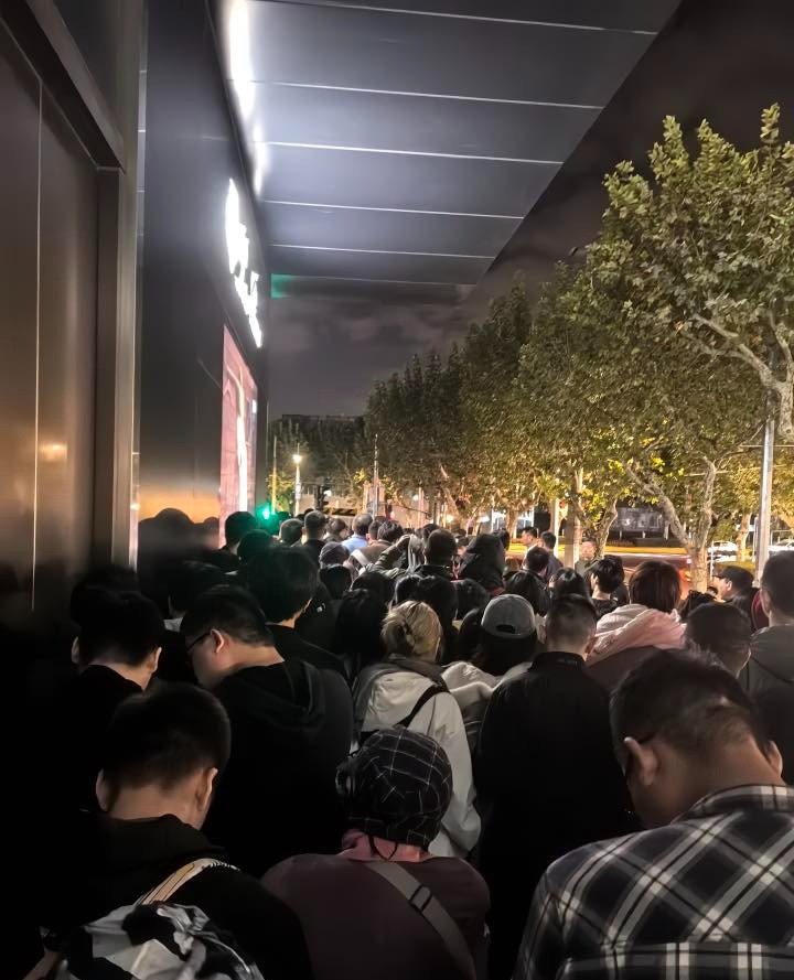 Cửa hàng vàng khiến 1,4 tỷ dân Trung Quốc lùng mua đến vỡ trận - Ảnh 6