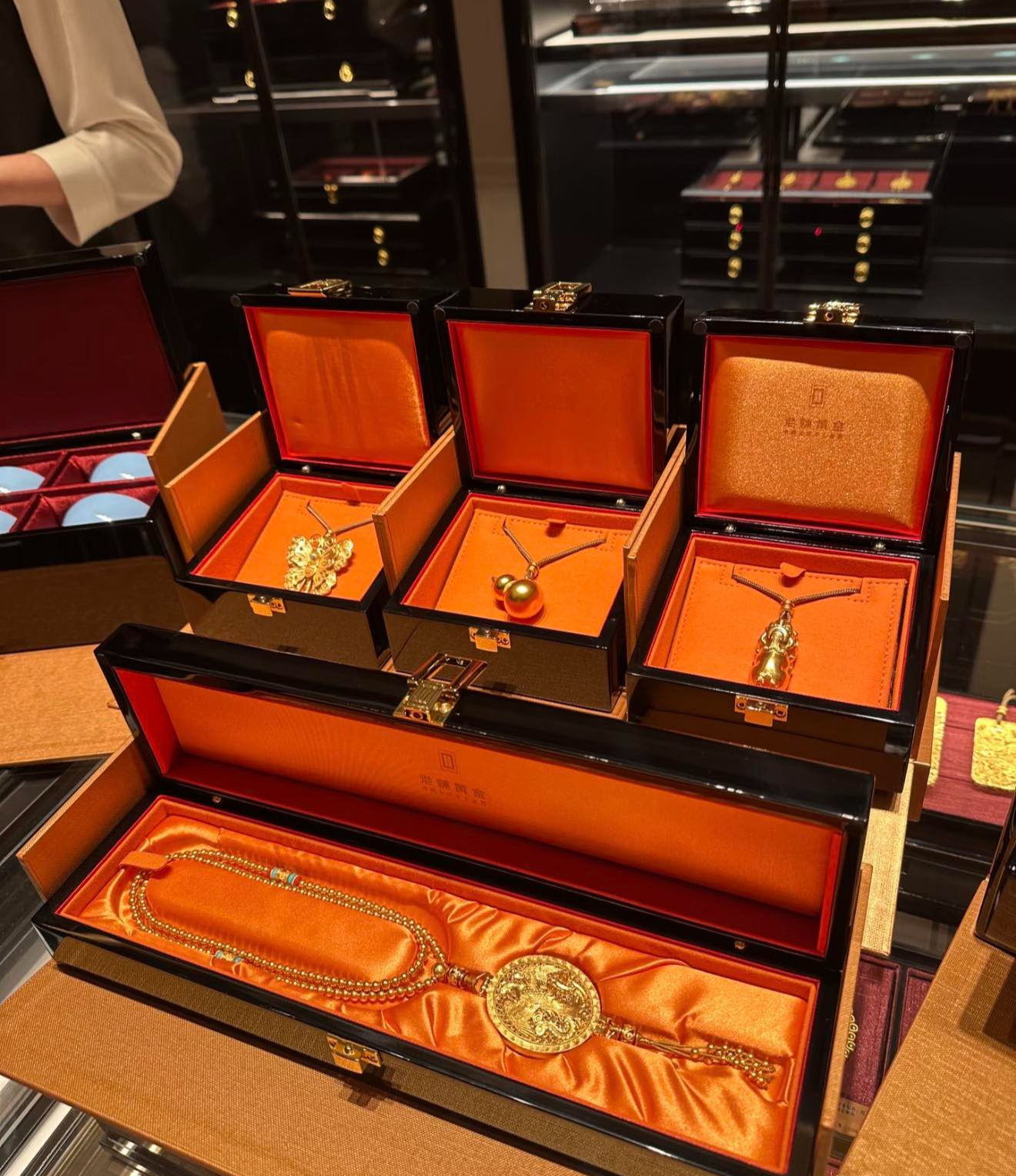 Cửa hàng vàng khiến 1,4 tỷ dân Trung Quốc lùng mua đến vỡ trận - Ảnh 2