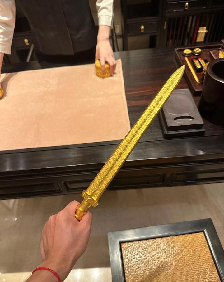 Cửa hàng vàng khiến 1,4 tỷ dân Trung Quốc lùng mua đến vỡ trận - Ảnh 3