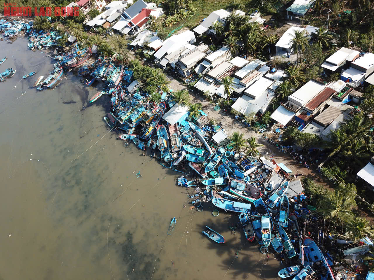 Đắk Lắk: Hàng trăm tàu cá chồng chất lên nhau sau bão số 13, ngư dân bật khóc - Ảnh 1