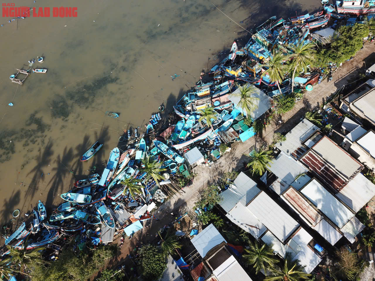 Đắk Lắk: Hàng trăm tàu cá chồng chất lên nhau sau bão số 13, ngư dân bật khóc - Ảnh 2