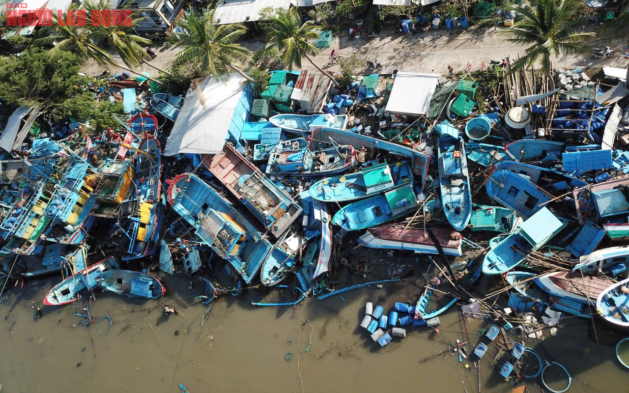 Đắk Lắk: Hàng trăm tàu cá chồng chất lên nhau sau bão số 13, ngư dân bật khóc - Ảnh 3