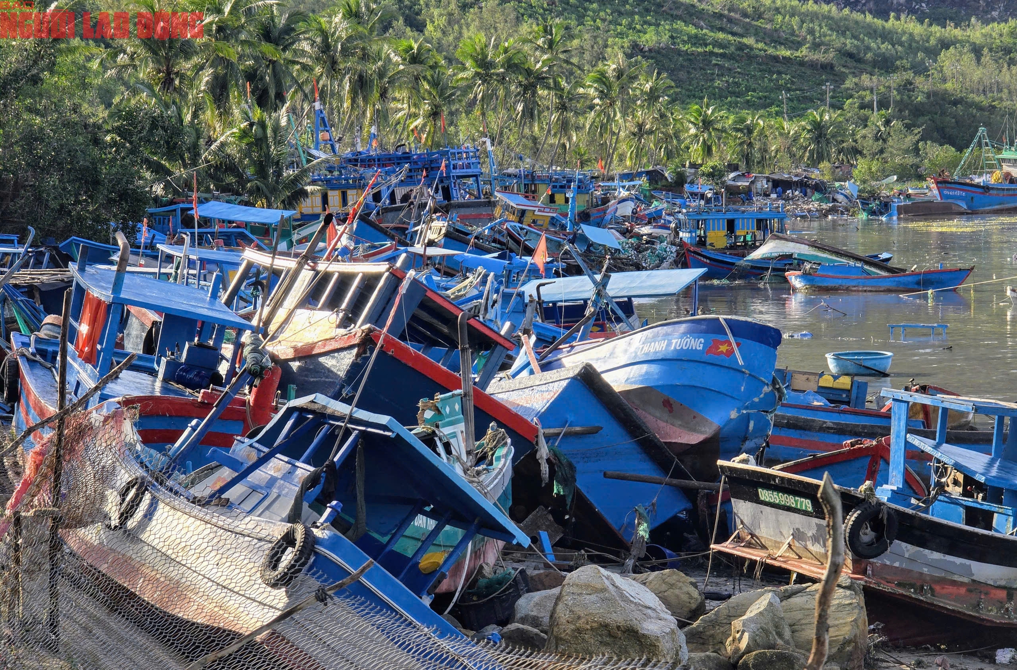 Đắk Lắk: Hàng trăm tàu cá chồng chất lên nhau sau bão số 13, ngư dân bật khóc - Ảnh 4