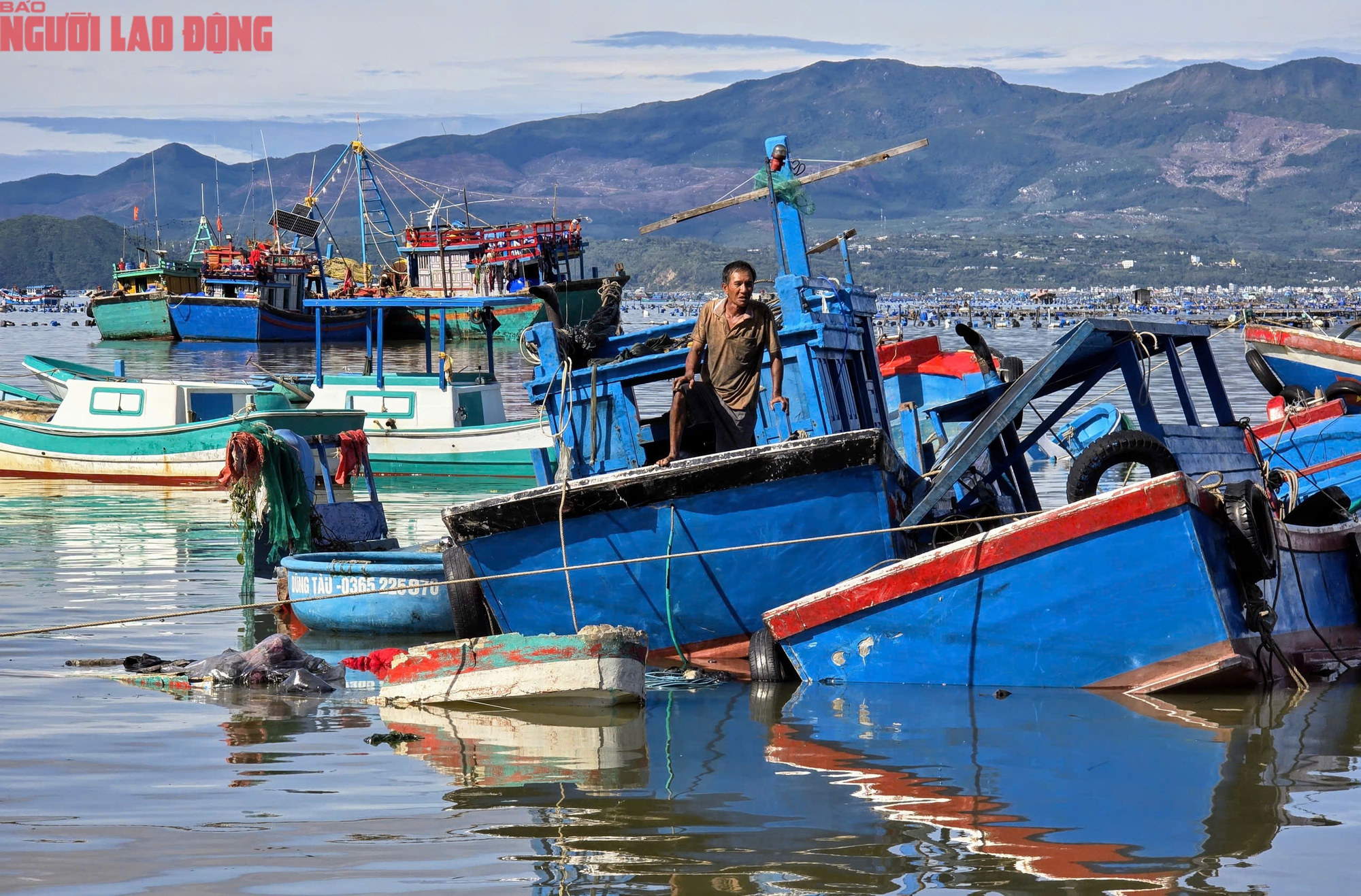 Đắk Lắk: Hàng trăm tàu cá chồng chất lên nhau sau bão số 13, ngư dân bật khóc - Ảnh 6