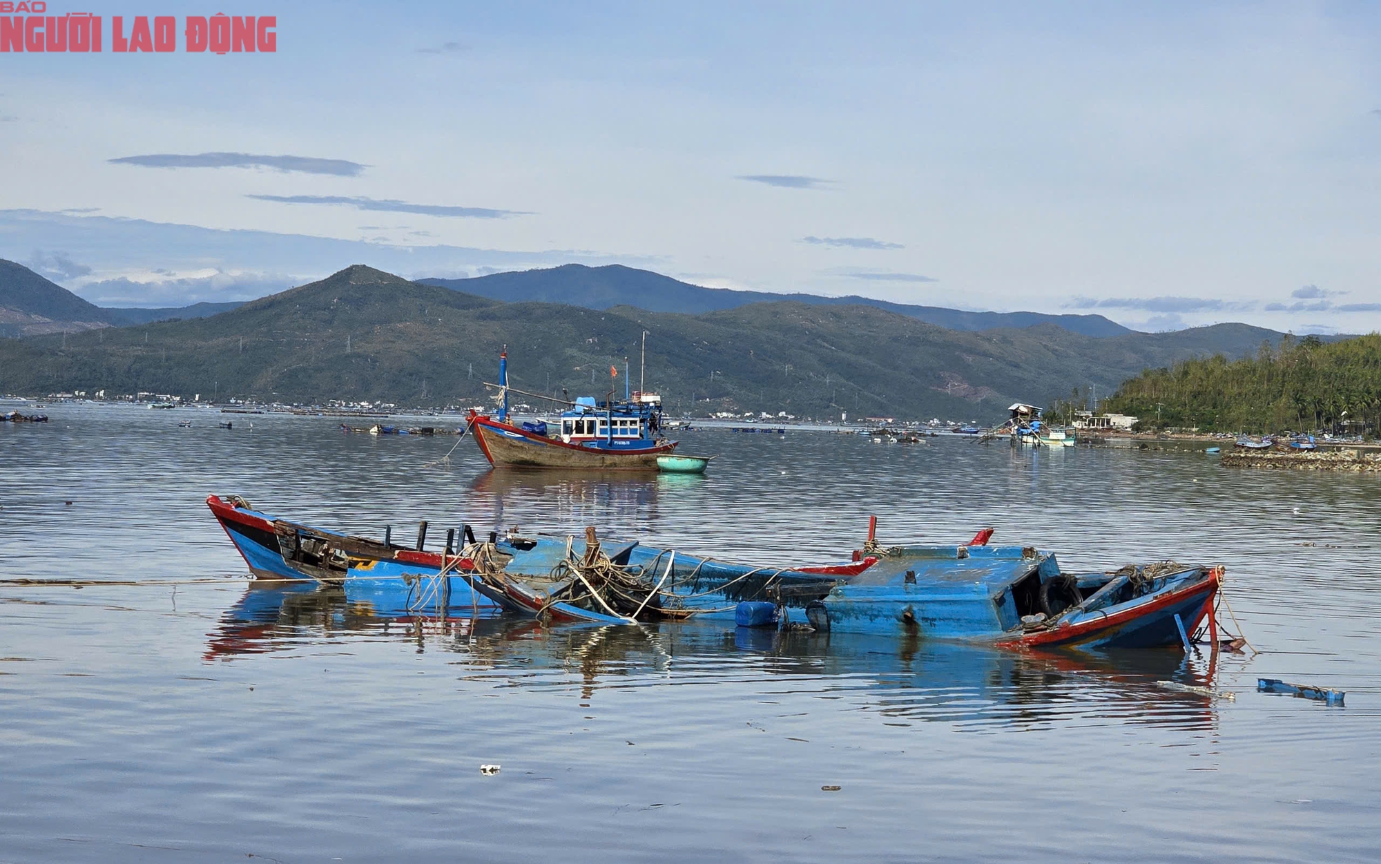 Đắk Lắk: Hàng trăm tàu cá chồng chất lên nhau sau bão số 13, ngư dân bật khóc - Ảnh 7