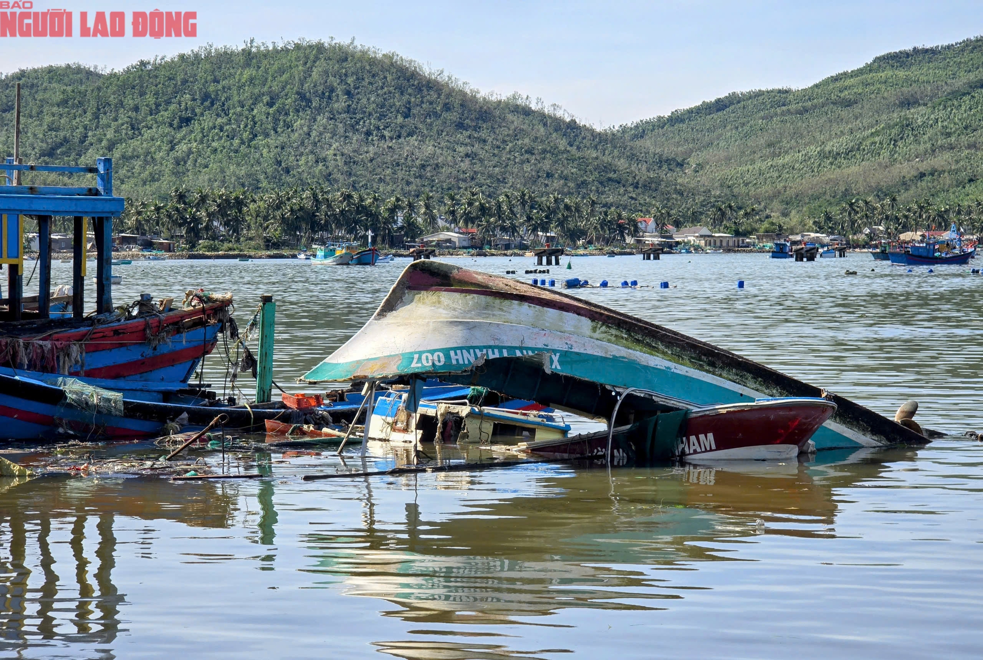 Đắk Lắk: Hàng trăm tàu cá chồng chất lên nhau sau bão số 13, ngư dân bật khóc - Ảnh 8
