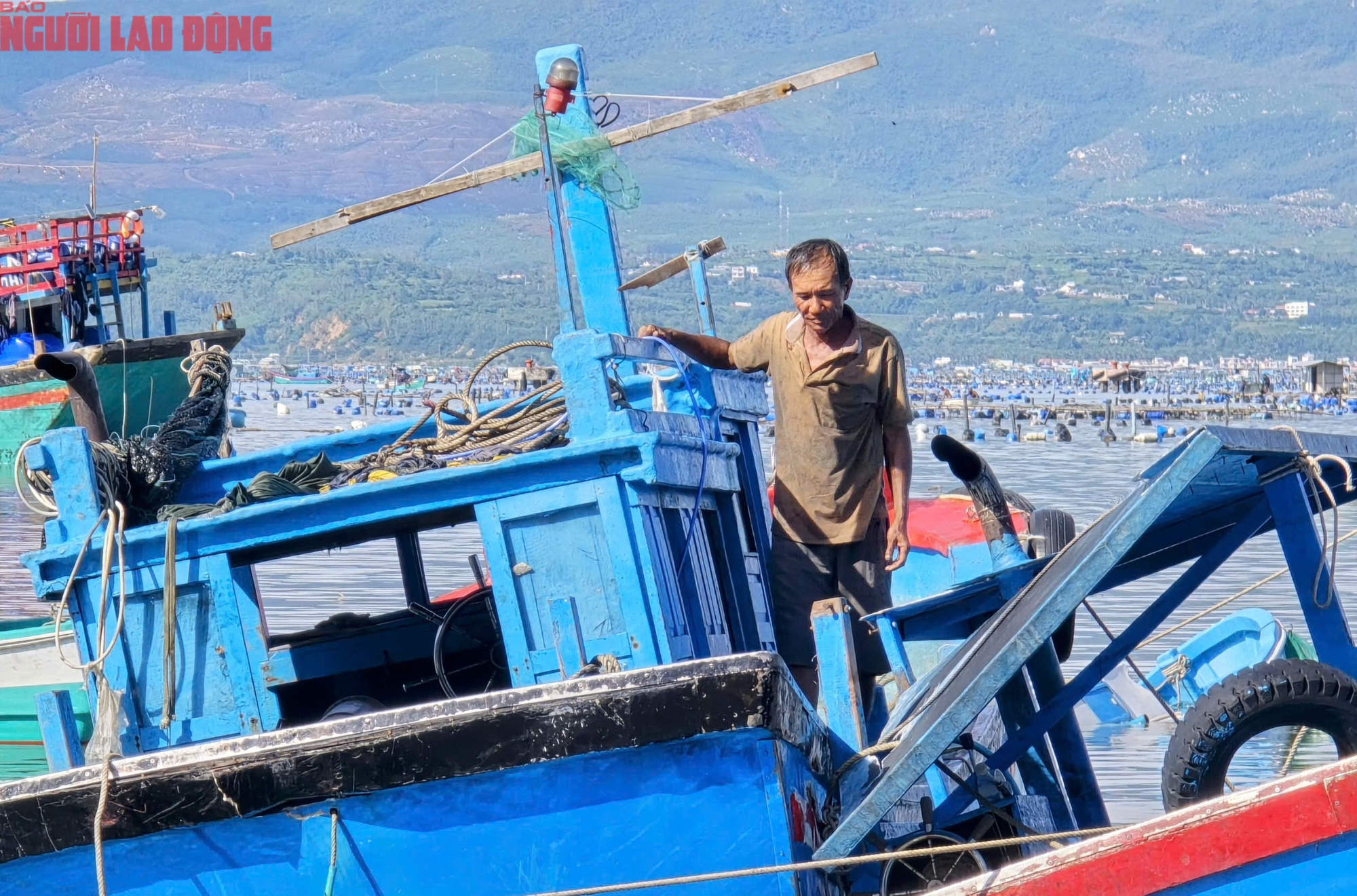 Đắk Lắk: Hàng trăm tàu cá chồng chất lên nhau sau bão số 13, ngư dân bật khóc - Ảnh 9
