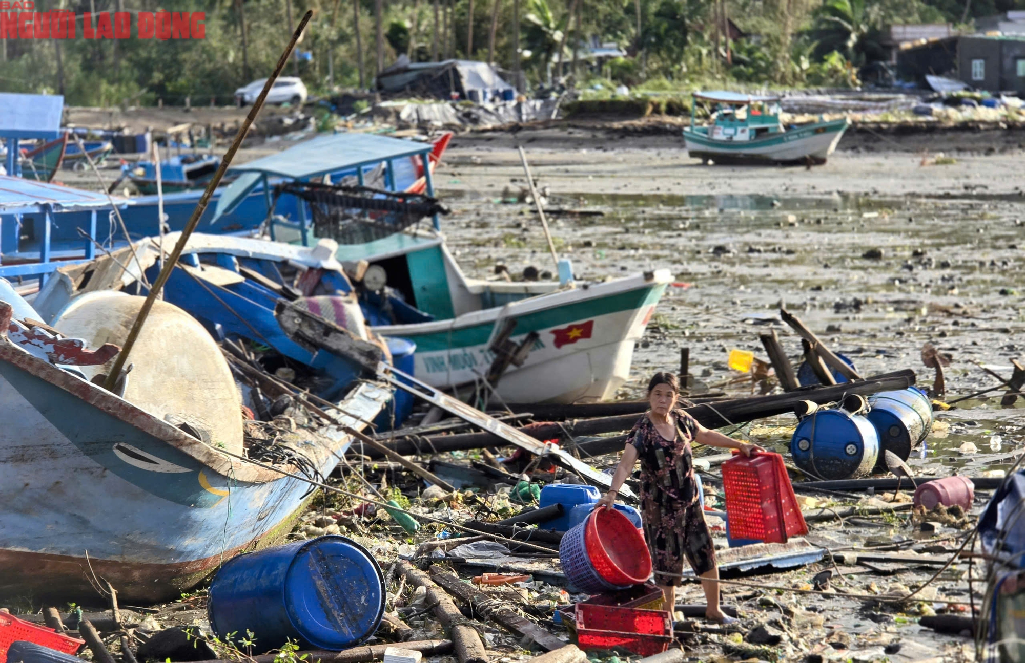 Đắk Lắk: Hàng trăm tàu cá chồng chất lên nhau sau bão số 13, ngư dân bật khóc - Ảnh 10