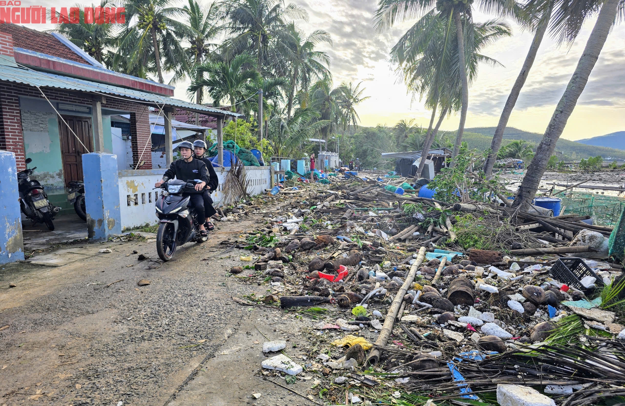 Đắk Lắk: Hàng trăm tàu cá chồng chất lên nhau sau bão số 13, ngư dân bật khóc - Ảnh 11