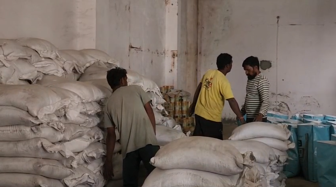 Nhận tin mật rồi đột kích một ngôi nhà, công an triệt phá đường dây sản xuất phân bón giả từ hóa chất, nghi có sự tiếp tay từ cán bộ - Ảnh 3