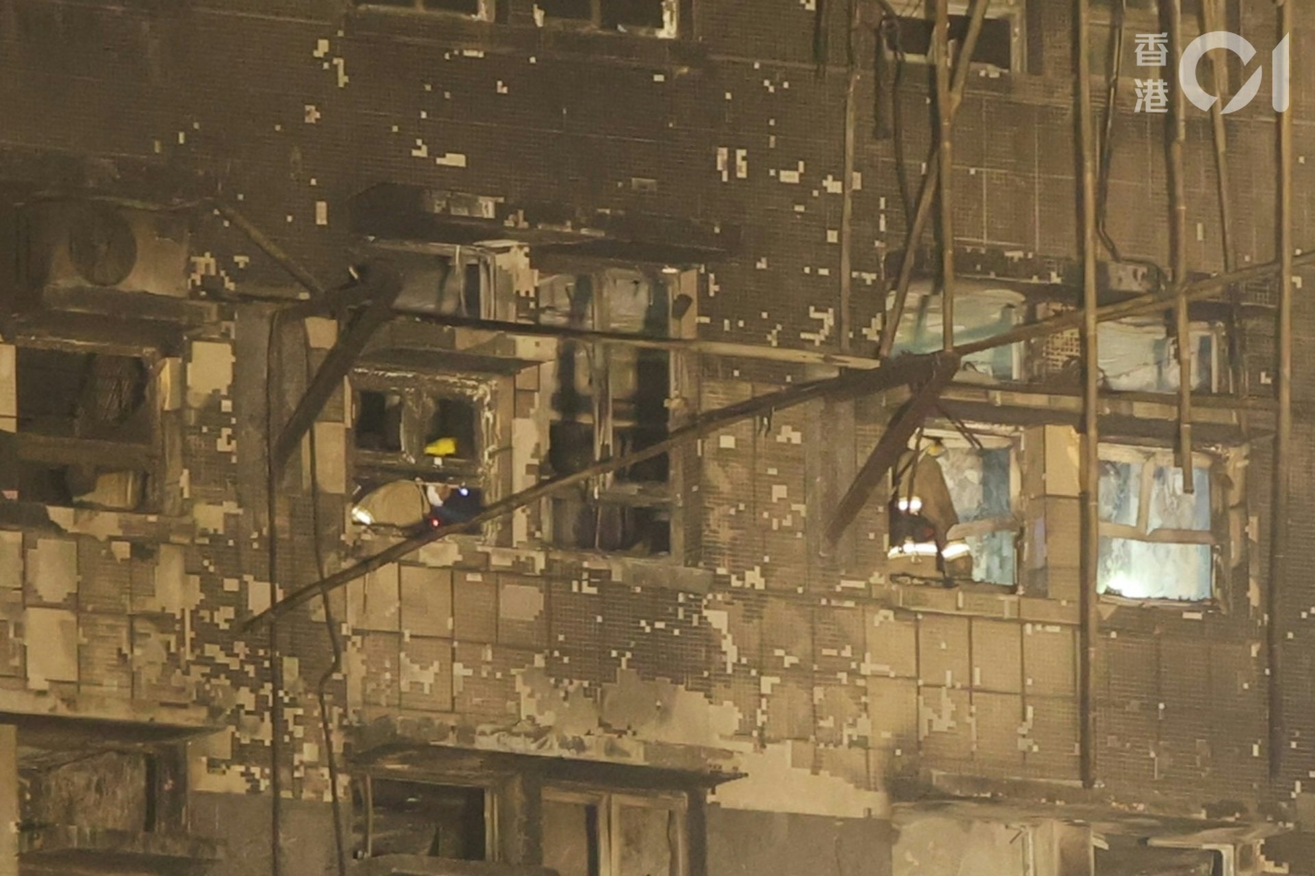 Cận cảnh bên trong căn hộ chỉ còn tro tàn trong chung cư bị cháy ở Hong Kong (Trung Quốc) - Ảnh 3