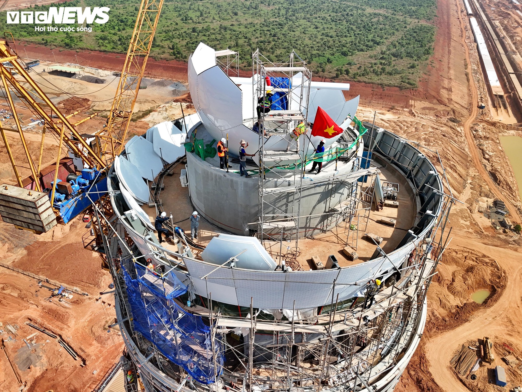 Cận cảnh 'búp sen thép' 3.500 tỷ đồng ở sân bay Long Thành đang tăng tốc về đích - Ảnh 4