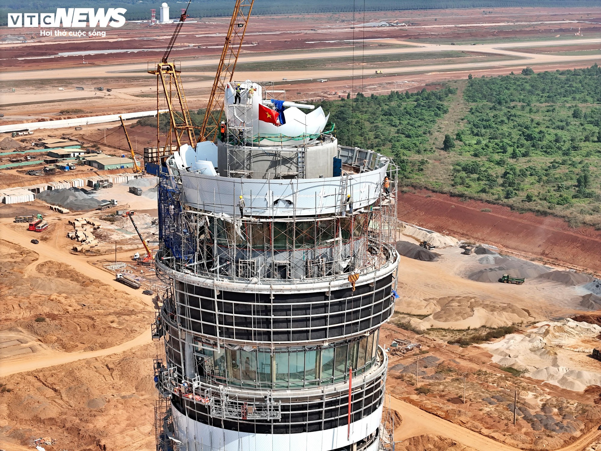 Cận cảnh 'búp sen thép' 3.500 tỷ đồng ở sân bay Long Thành đang tăng tốc về đích - Ảnh 7